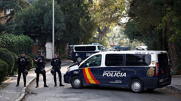 Španělští policisté u ukrajinské ambasády v Madridu, kde vybouchla zásilka (30. listopadu 2022)