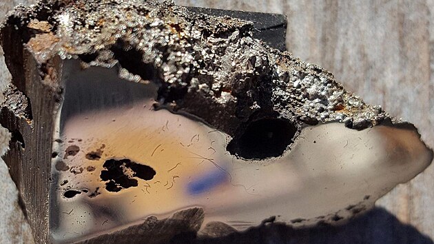 Úlomek meteoritu El Al, který ukrýval nové minerály elaliit a elkinstantonit.