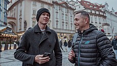 Chris Froome (vlevo) a René Andrle na Staromstském námstí.