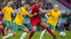 Dánský útoník Andreas Cornelius stílí v utkání s Austrálií.