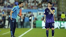 Argentinský trenér Lionel Scaloni diskutuje s Lionelem Messim.