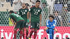 Zklamaní fotbalisté Mexika po gólu Saudské Arábie, který jim vzal poslední... | na serveru Lidovky.cz | aktuální zprávy