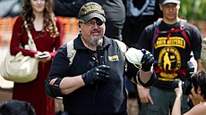 Zakladatel krajn pravicové milice Oath Keepers Stewart Rhodes na protestu v...