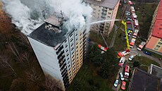 Náro�ný zásah hasi�� p�i po�áru nejvy��ího dvanáctého poschodí a st�echy...