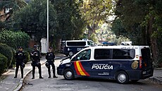 Španělští policisté u ukrajinské ambasády v Madridu, kde vybouchla zásilka (30....
