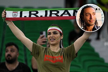 Íránská fanynka ped utkáním se Spojenými státy. Vpravo nahoe: noviná Karim...
