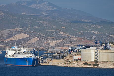 Ruský tanker s LNG kotví u eckých beh nedaleko Atén. (4. íjna 2022)