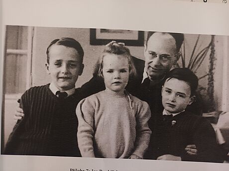 Majitel pádelny Jan Roubíek se svými dtmi Martinem, Doris a Tomáem.