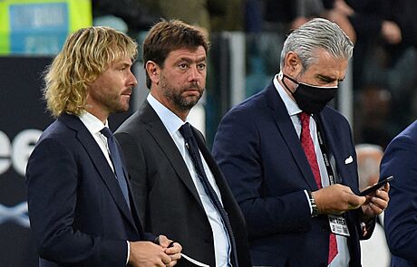 Pavel Nedvd (vlevo) a Andrea Agnelli (druhý zleva) pi sledování zápasu...