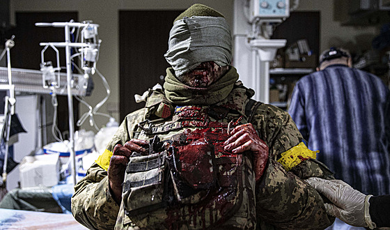 Zranný ukrajinský voják v bachmutské nemocnici (5. prosince 2022)