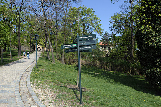 Na kopec s hradem �pilberk vozí b�n� výletníky malý autobus dopravního...