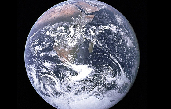 Fotografie planety Země zvaná Modrá kulička, kterou pořídila posádka Apolla 17...