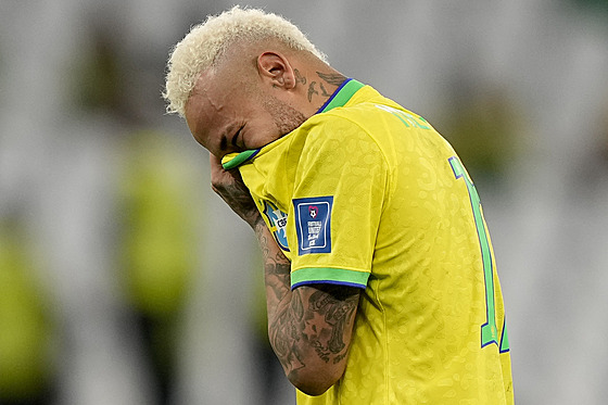 Brazilský fotbalista Neymar smutní po vyazení na mistrovství svta v Kataru.