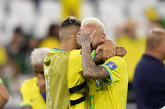 Brazilec Raphinha utuje Neymara po prohe ve tvrtfinále mistrovství svta.