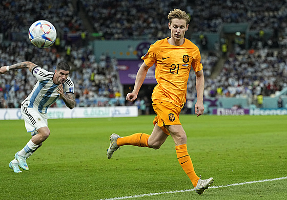 Nizozemský záloník Frenkie de Jong stíhá mí v utkání s Argentinou.
