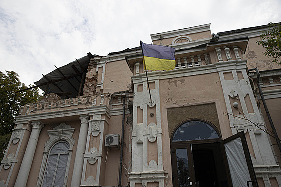 Radnice v ukrajinském Orichivu po zásahu ruskými raketami. (12. srpna 2022)