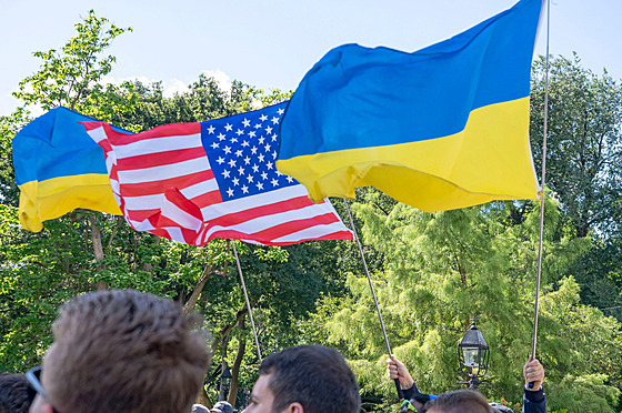 Lidé drí ukrajinskou a americkou vlajku na shromádní na podporu Ukrajiny v...