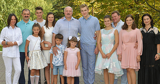Bloruský vdce Alexnadr Lukaenko se svými temi syny a jejich rodinami. Vlevo...