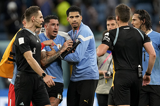 Uruguaytí fotbalisté si stují na rozhodnutí sudích v utkání proti Ghan.