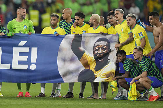 Braziltí fotbalisté po utkání s Jiní Koreou drí banner na podporu nemocné...