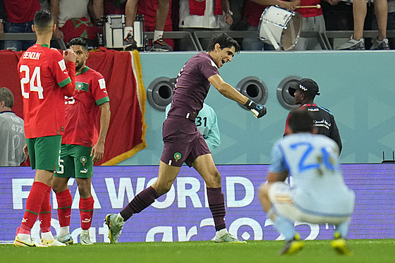 Marocký branká Jasín Bunú oslavuje v osmifinále mistrovství svta proti...