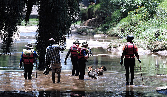 14 lidí zahynulo při náboženském rituálu v řece nedaleko Johannesburgu (5....