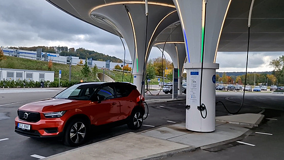 Tak velkou nabíje�ku v �esku nenajdete. Prozkoumali jsme stanici pro 72...