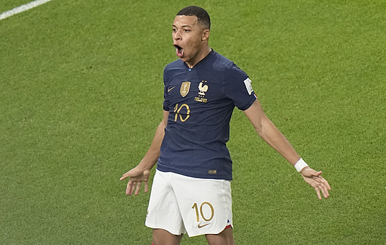 Francouzský útoník Kylian Mbappé se raduje ze svého druhého gólu v osmifinále...