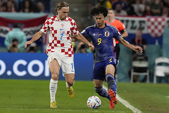 Chorvatský zálo�ník Lovro Majer (vlevo) a Kaoru Mitoma z Japonska