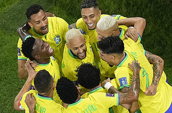 Braziltí fotbalisté se radují z gólu Neymara (uprosted) v osmifinále...