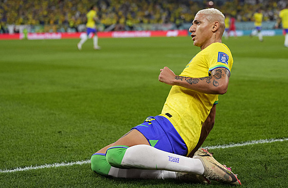 Brazilský úto�ník Richarlison se raduje ze svého gólu v osmifinále mistrovství...