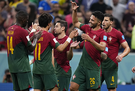Portugaltí fotbalisté gratulují Goncalu Ramosovi (druhý zprava) k hattricku v...