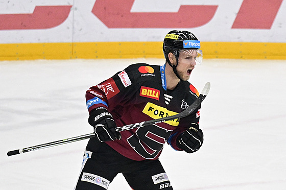 Úto�ník Sparty Vladimír Sobotka se raduje ze vst�elené branky.