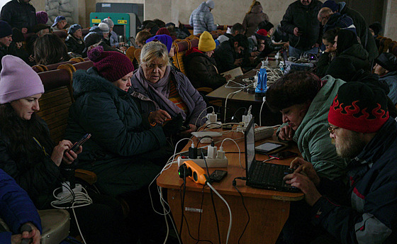 Lidé nabíjejí svá elektronická zaízení na elezniní stanici po ruském...