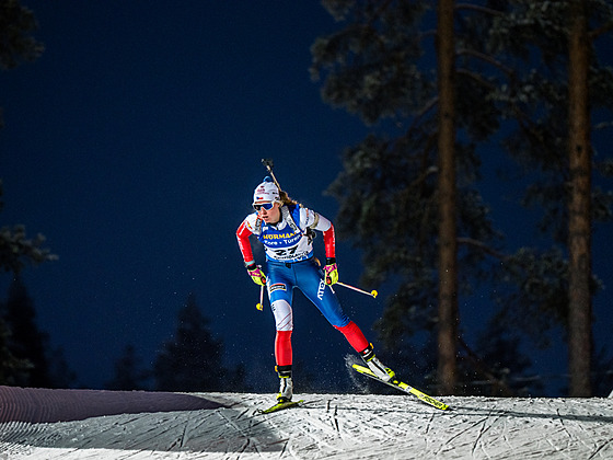 Biatlonistka Markéta Davidová na trati sprintu ve finském Kontiolahti