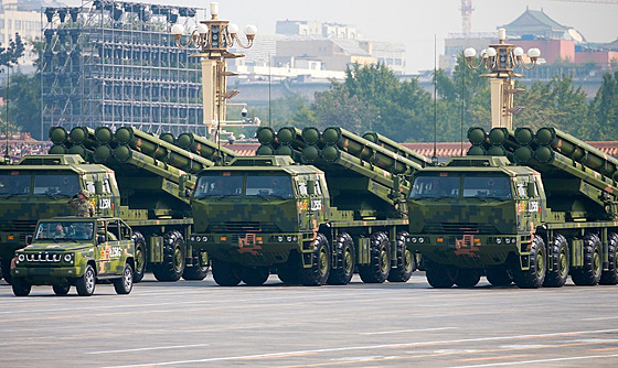 �ínské mezikontinentální balistické rakety Dongfeng-41 jsou schopné nést i...