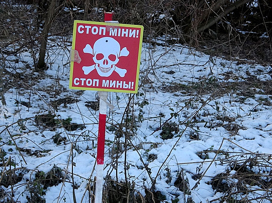 Rusové zanechali Ukrajinc�m smrtící �p�ekvapení�, musí je odstra�ovat týmy pro...