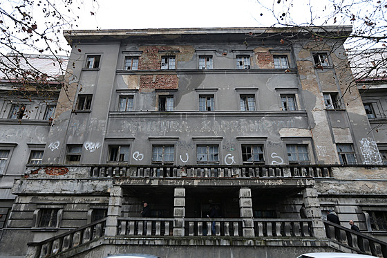 Chátrající budova bývalých m�stských lázní na Denisov� náb�e�í v Plzni.