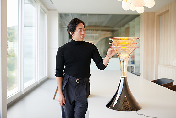 Na souti Master of Crystal 2022 pedstavil mladý jihokorejský designér své Kvetoucí svtlo.