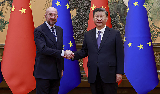 Šéf Evropské rady Charles Michel si podává ruku s čínským prezidentem Si...