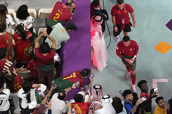 Cristiano Ronaldo jako první odchází do kabin po vítzném osmifinále MS v...