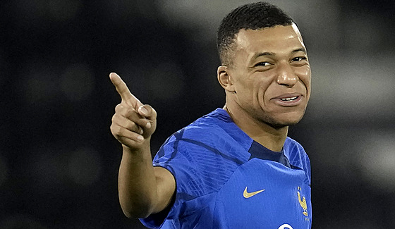 Francouzský útoník Kylian Mbappé ml na tréninku ped tvrtfinále MS v Kataru...