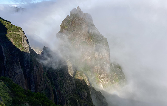 Výstup na Pico Ruivo z Pico do Arieiro. Podle prvodc zabere zhruba tyi...