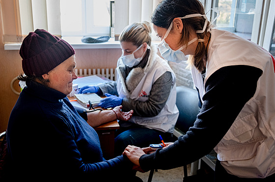 Mobilní kliniky Léka bez hranic poskytují lidem v Charkovské oblasti...
