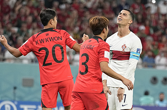 Zklamaný Portugalec Cristiano Ronaldo v utkání s Koreou na mistrovství svta...
