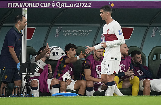 Portugalská hvzda Cristiano Ronaldo stídá v utkání s Koreou na mistrovství...