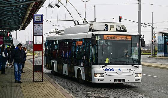 Trolejbusy u jezdí na trase mezi Palmovkou a Mikovicemi 