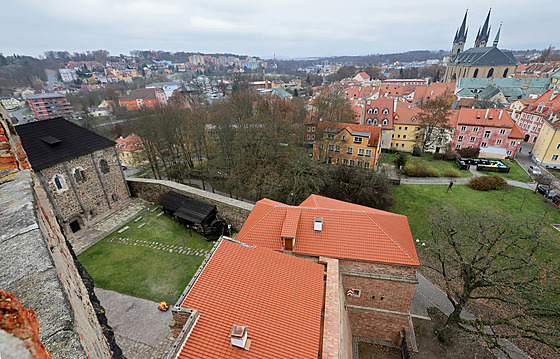 Nová střecha jihovýchodního bastionu a kasemat Chebského hradu. (30. listopadu...