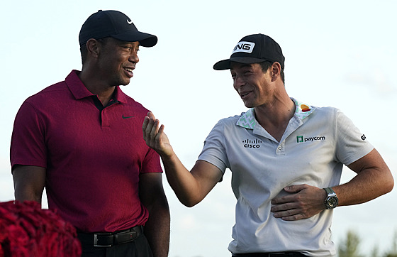 Viktor Hovland (vlravo) a Tiger Woods po konci turnaje Hero World Challenge PGA...