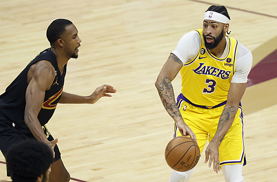 Anthony Davis (3) z Los Angeles Lakers v zápase s Cleveland Cavaliers, brání ho...